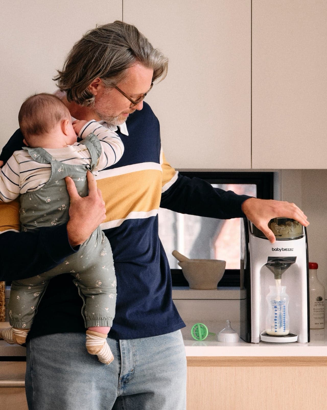 Eltern mit Baby-Brezza-Gerät, warmes Tageslicht
